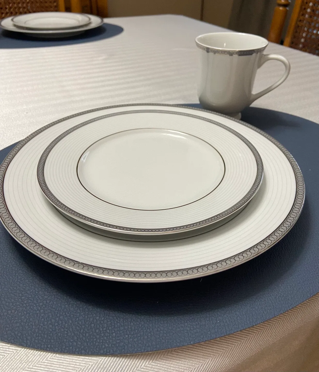 Dinnerware set image indicator(2)