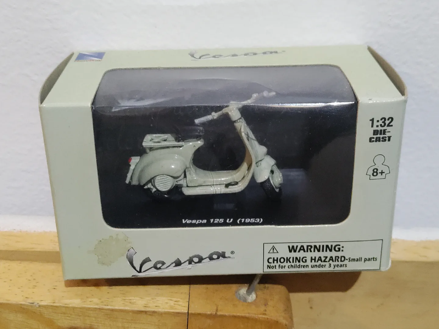 Vespa 125 U (1953) Die-Cast Model 1:32 NewRay image indicator(2)