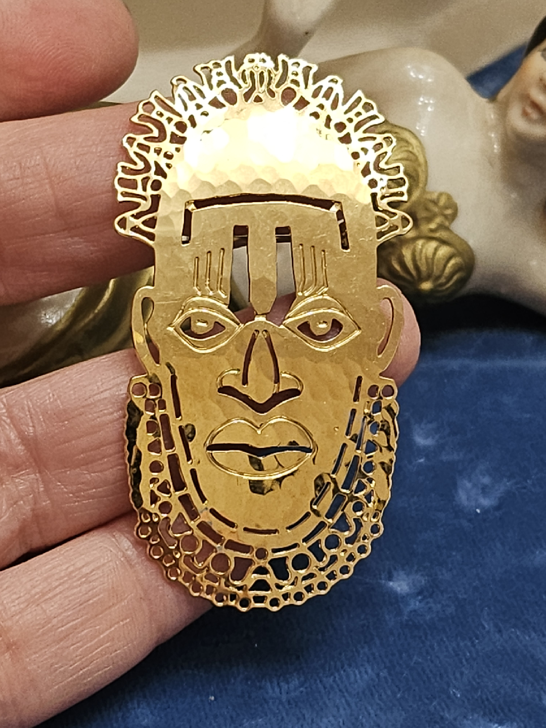 Vintage WB Gold Tone Face Brooch - photo 3