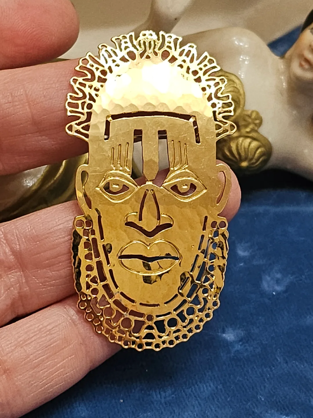 Vintage WB Gold Tone Face Brooch image indicator(3)