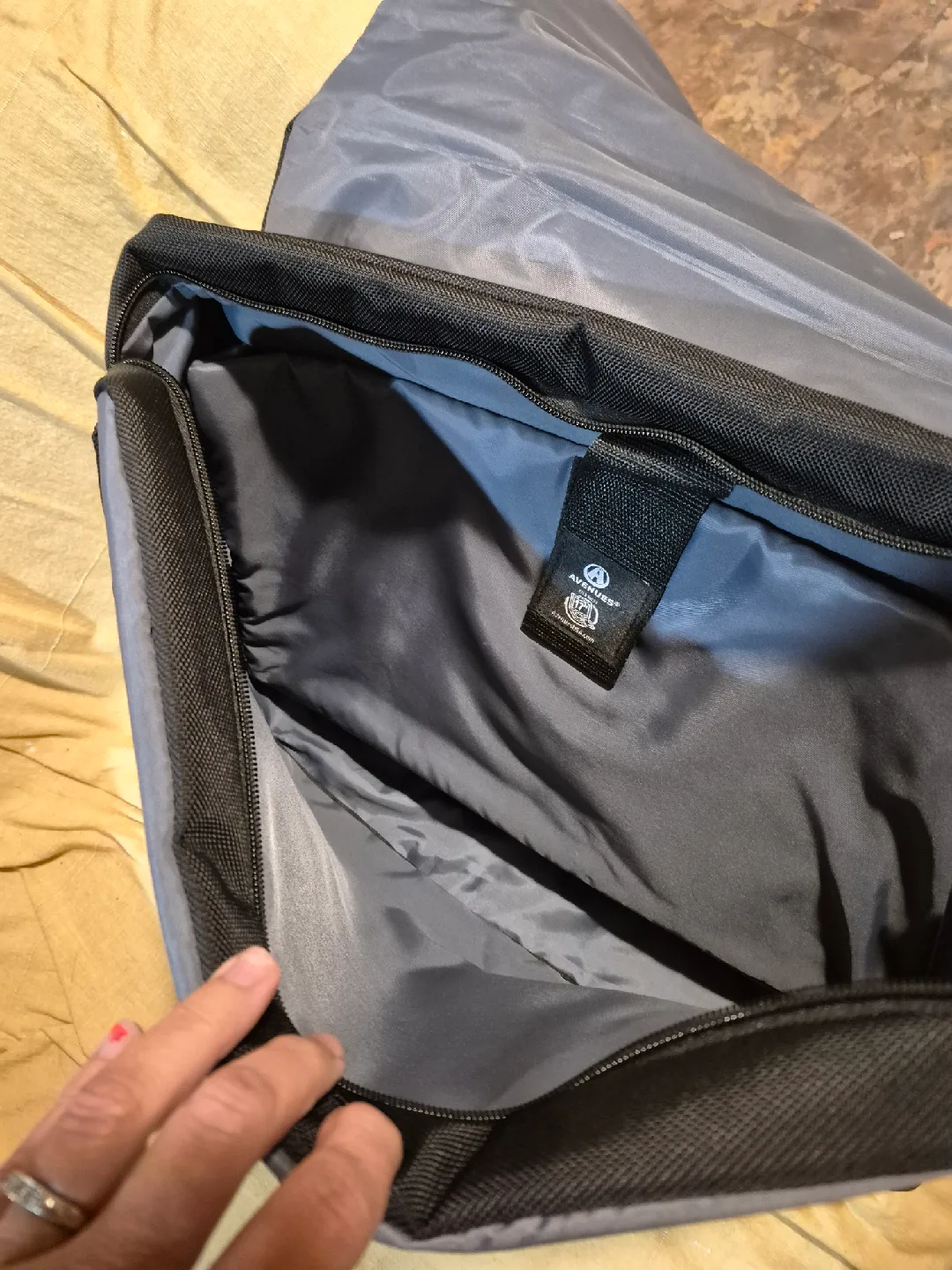 Avenues Expandable Computer Bag image indicator(3)