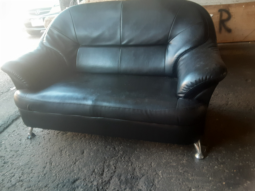 Black Leather look Loveseat - photo 2