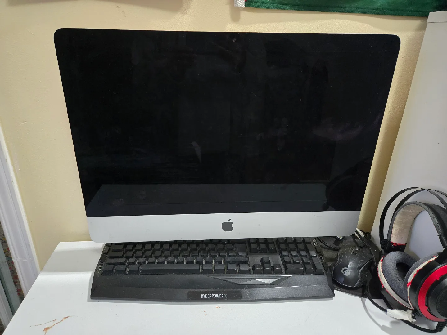 Apple iMac Desktop Computer with keyboard and mouse