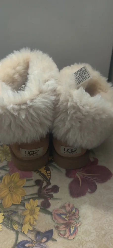 UGG Australia S/N 5803 Size 6 Boots image indicator(2)
