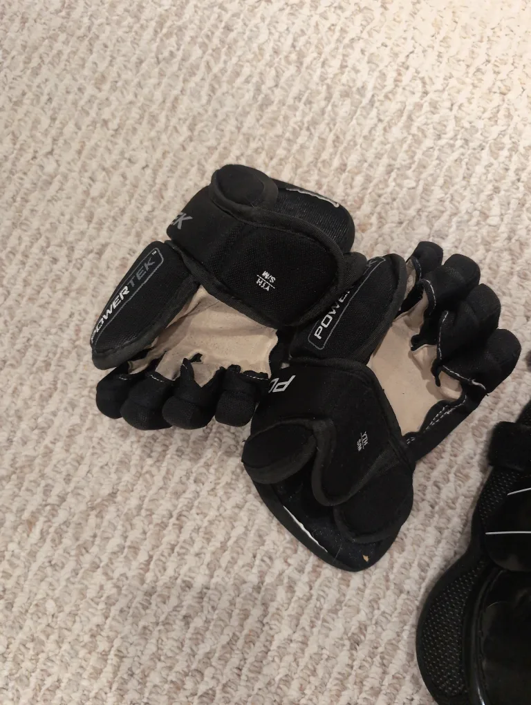 CCM Hockey Protective Gear Set image indicator(5)