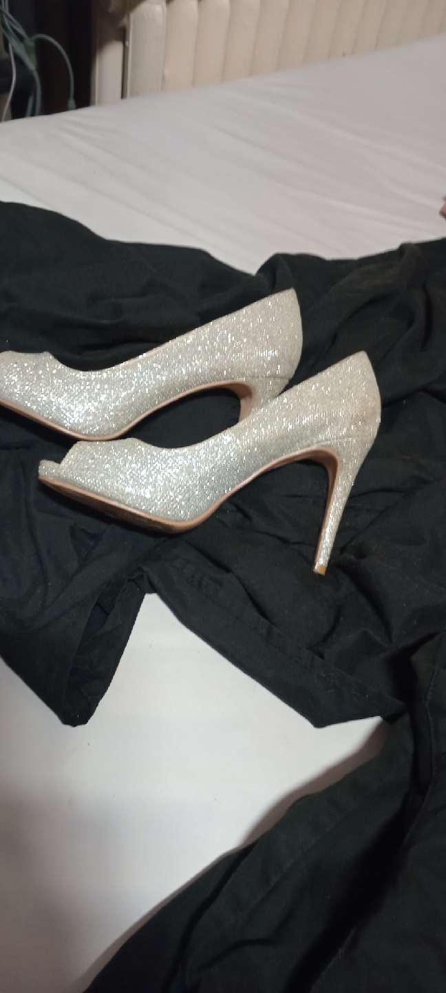 Le Chateau Silver Heels - Size 8