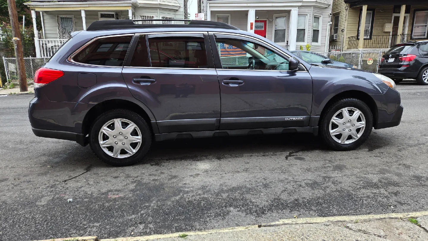 2014 Subaru Outback Limited Wagon 4D image indicator(2)