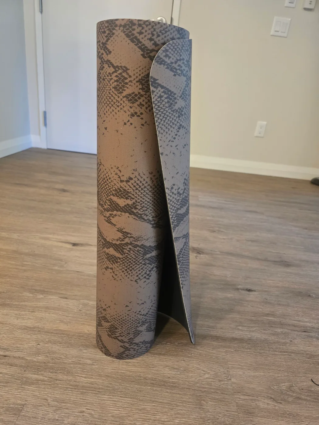 1. scale  2. small lamp  3. chair 4. table 5. TV table  etc image indicator(7)