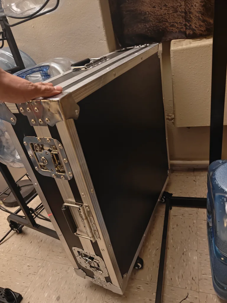 large Black Rolling Hard Case image indicator(5)