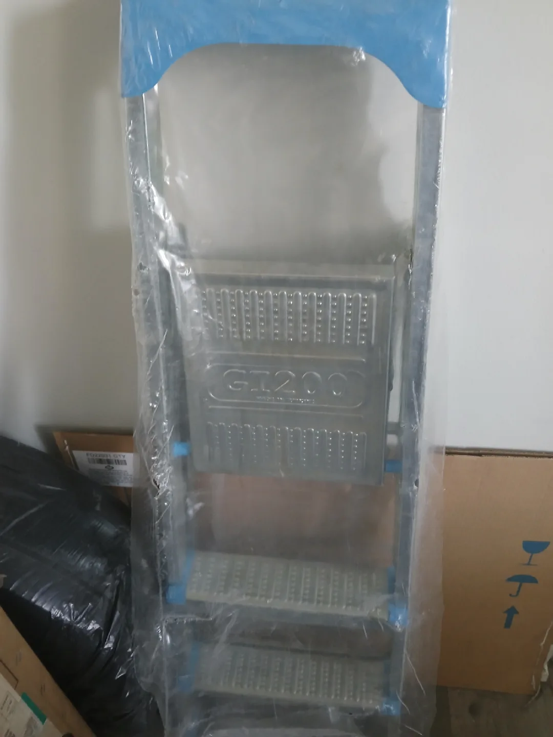 GT200 Aluminum Step Ladder - Like New! thumbnail