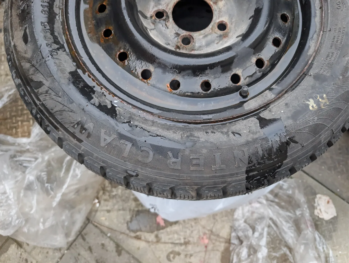 Pair of Winterclaw tires with rims 195/65/r15 image indicator(3)