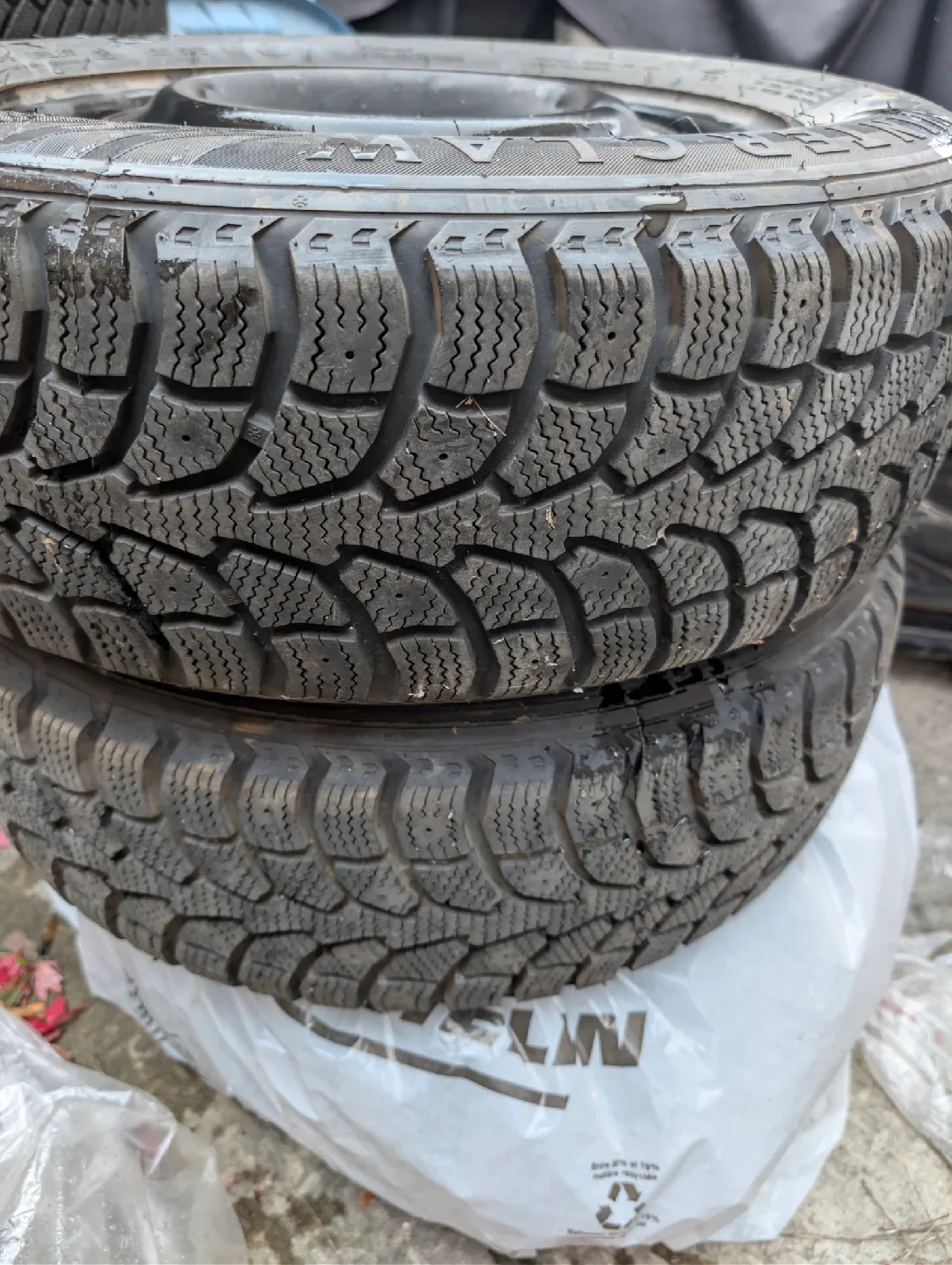 Pair of Winterclaw tires with rims 195/65/r15 image indicator(5)