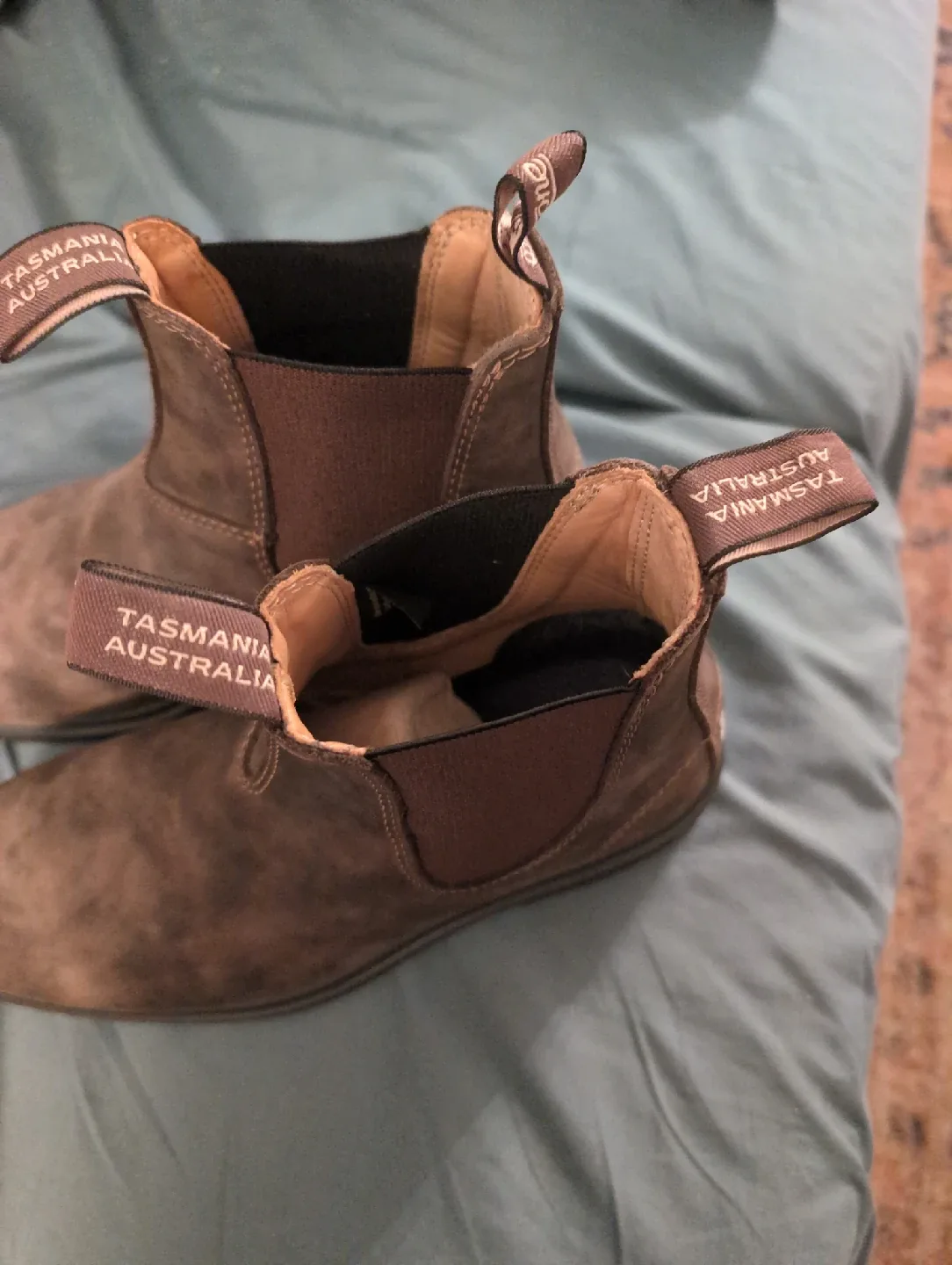 BRAND NEW -NEVER WORN. Blundstone Ankle Boots - Size 10 image indicator(2)