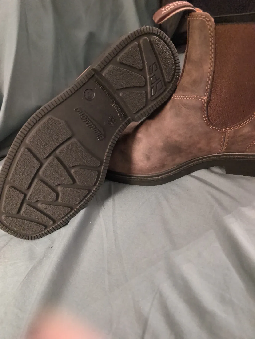 BRAND NEW -NEVER WORN. Blundstone Ankle Boots - Size 10 image indicator(4)