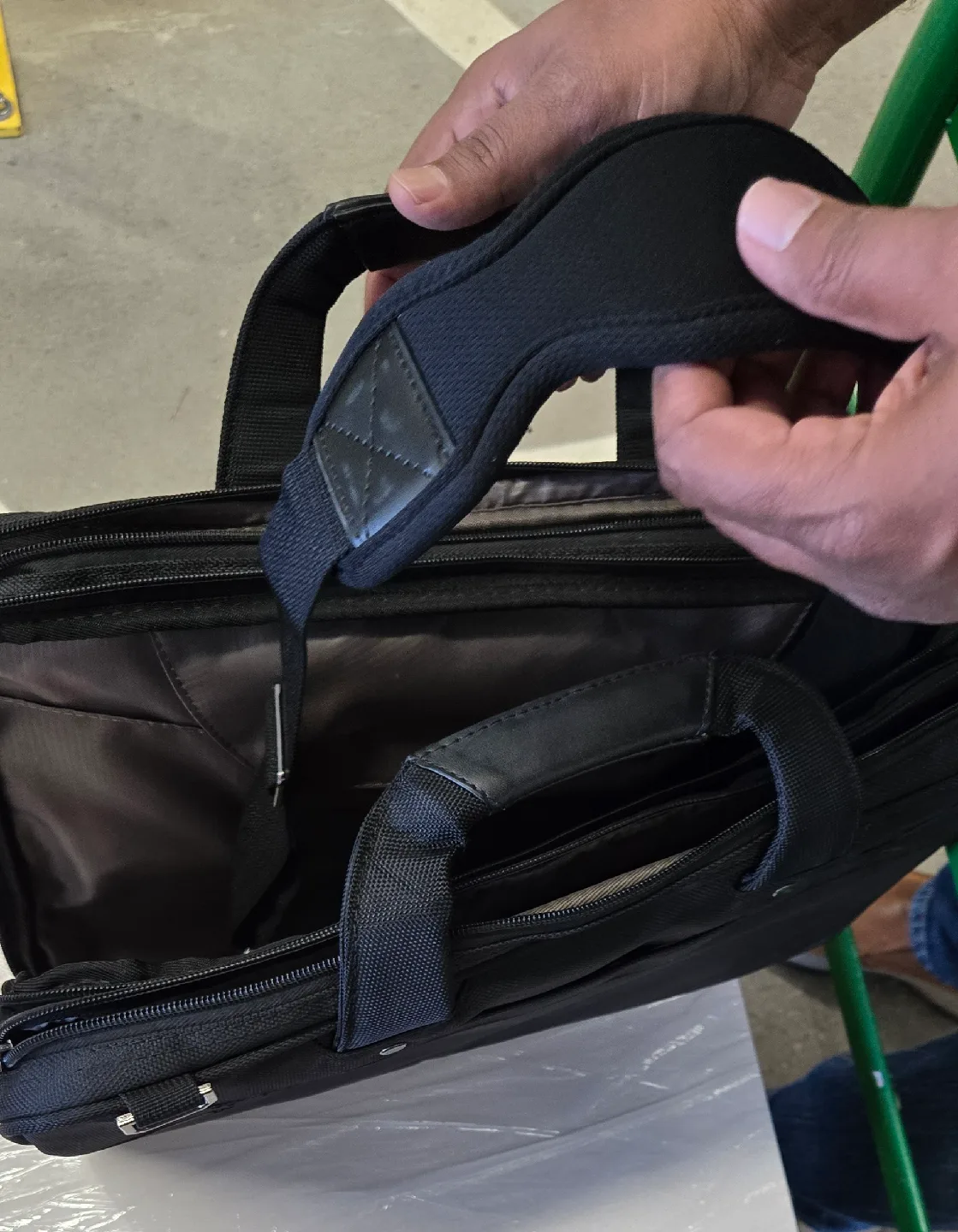 NEW Targus Checkpoint-Friendly Laptop Briefcase image indicator(4)