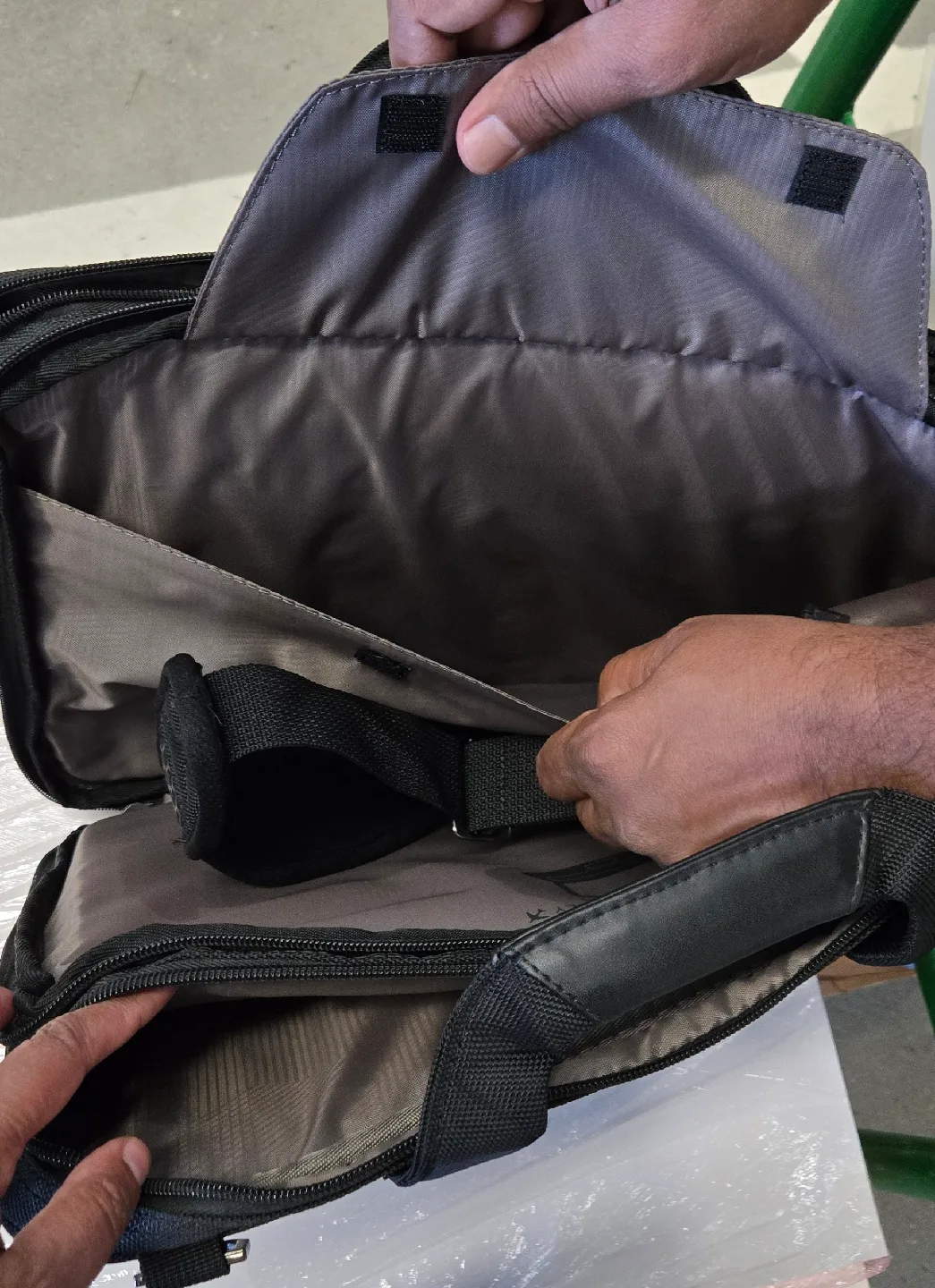 NEW Targus Checkpoint-Friendly Laptop Briefcase image indicator(2)