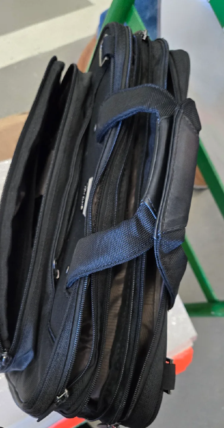 NEW Targus Checkpoint-Friendly Laptop Briefcase image indicator(5)