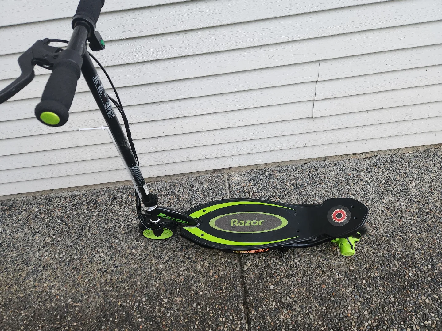 Razor E90 Electric Scooter - Green/Black image indicator(2)