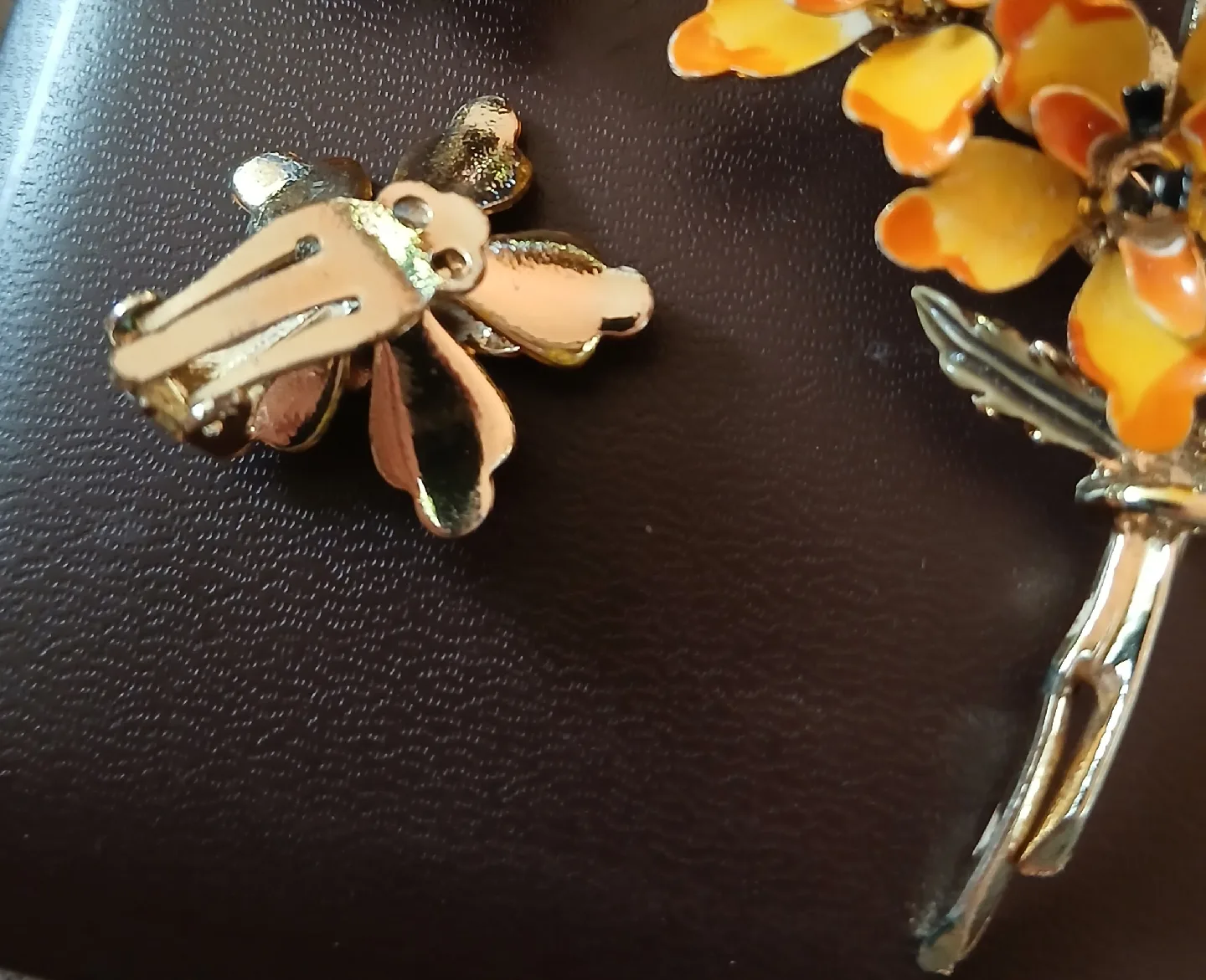 Vintage Floral Brooch & Clip-on Earrings Set image indicator(2)