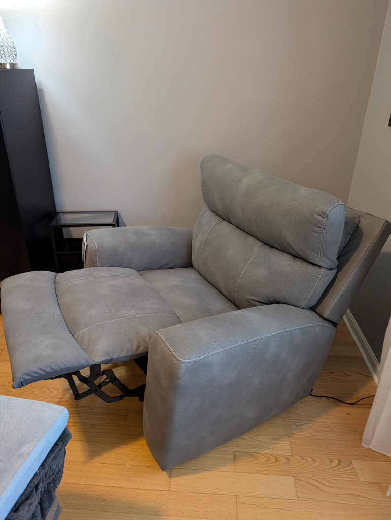 NEW! Ashley Furniture power recliner - photo 3