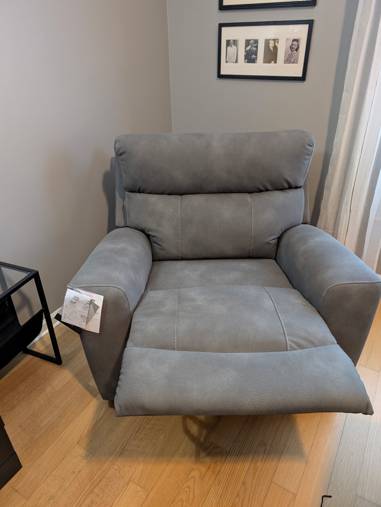 NEW! Ashley Furniture power recliner - photo 4