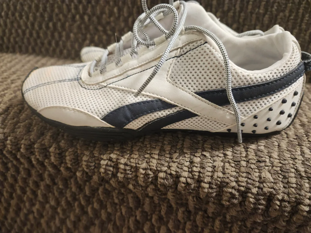 Reebok White & Navy Running Shoes image indicator(2)