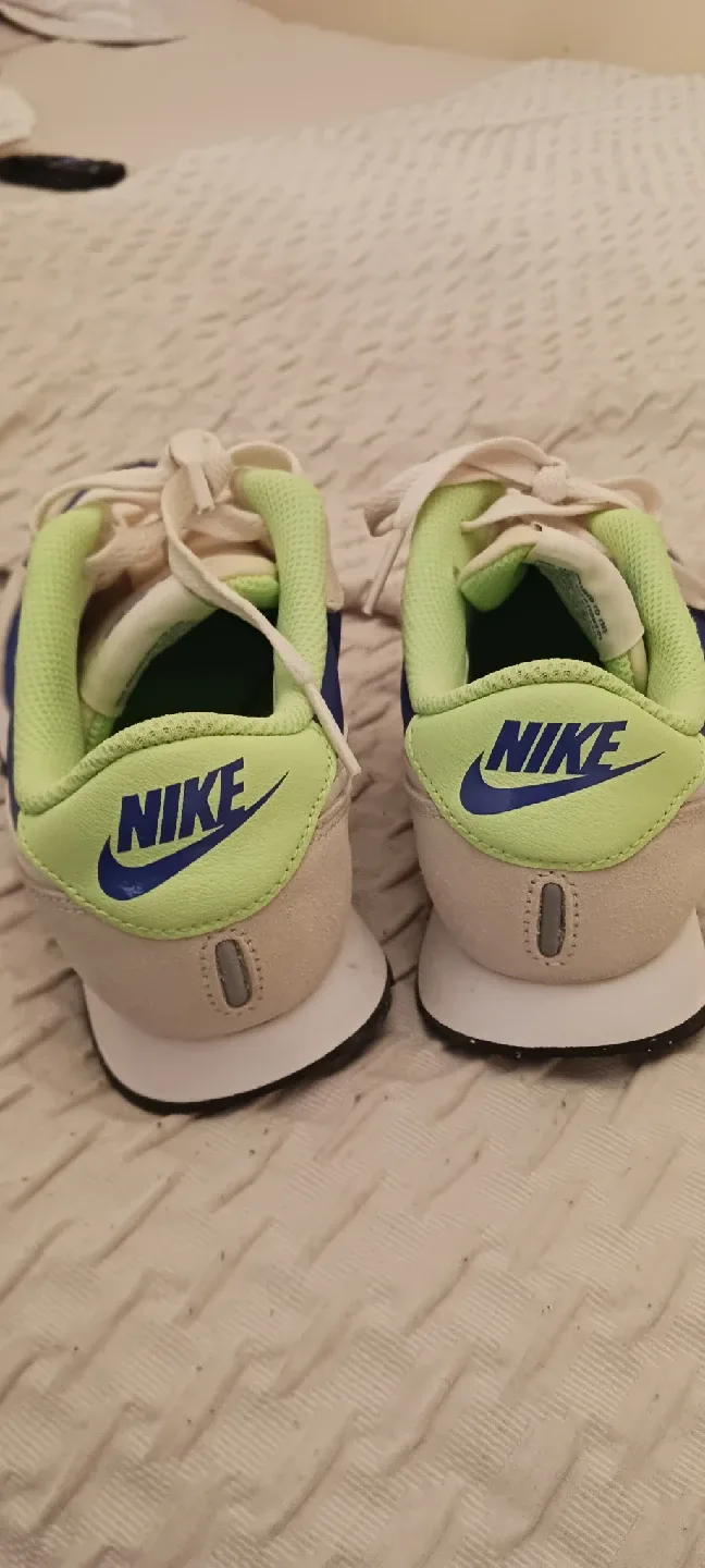 kids boy Nike Blue & White Sneakers size  4Y image indicator(2)