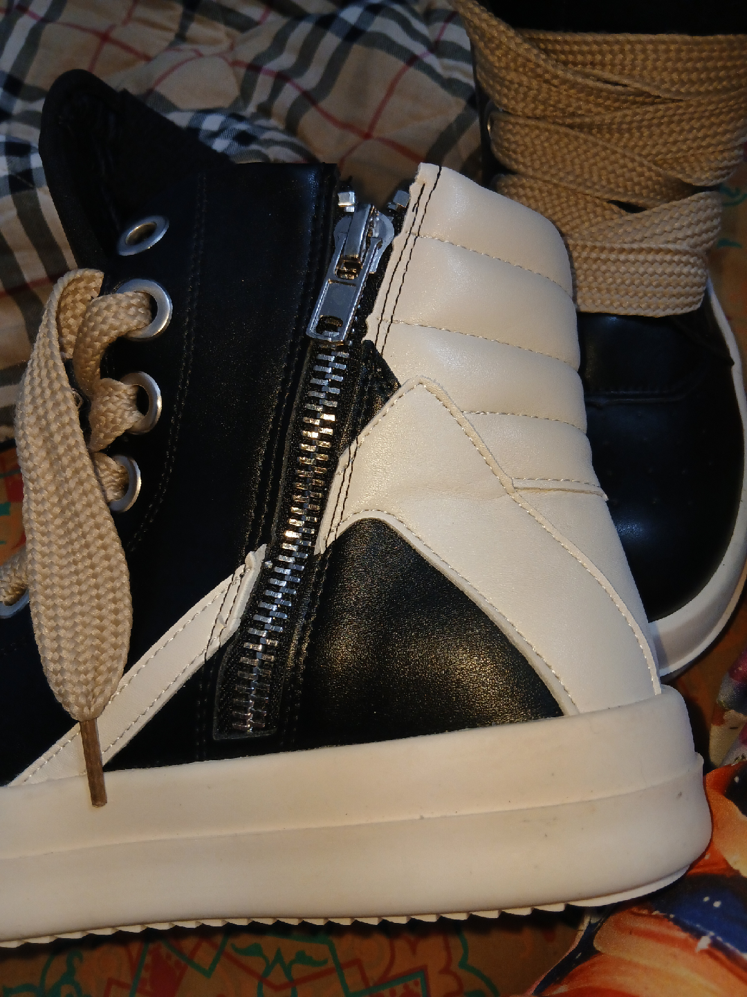 Black & White High-Top Sneakers - Size 250 - photo 3