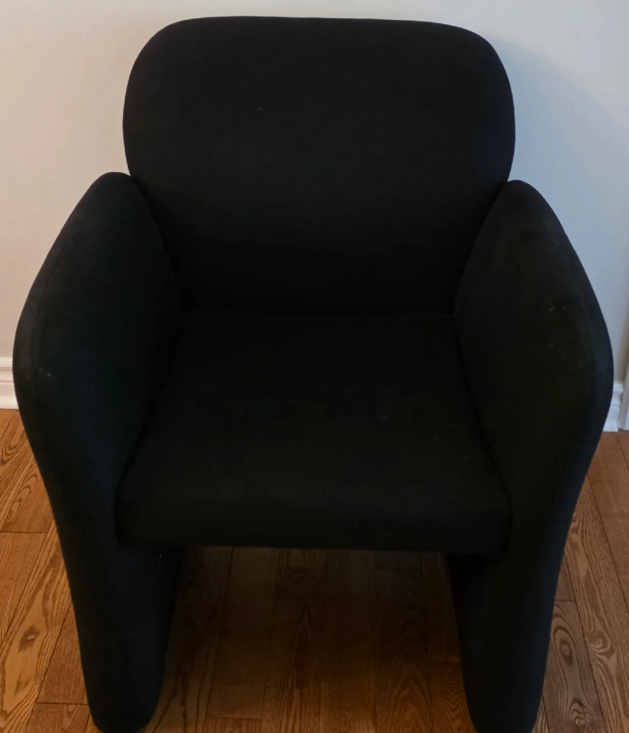 Black Armchair - Some Wear image indicator(2)
