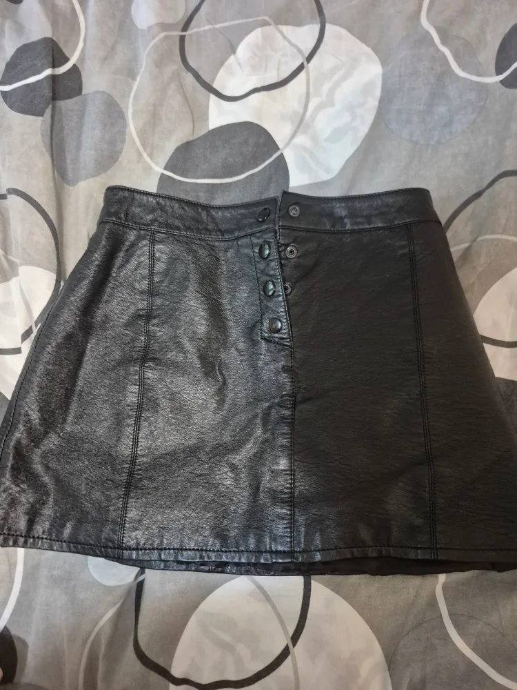 H&M Divided Faux Leather Skirt - Size 6 image indicator(2)