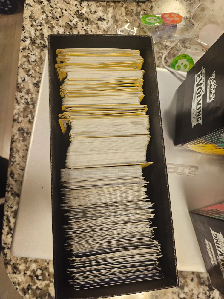 Pokémon Sword & Shield Vivid Voltage Trading Card Game image indicator(3)