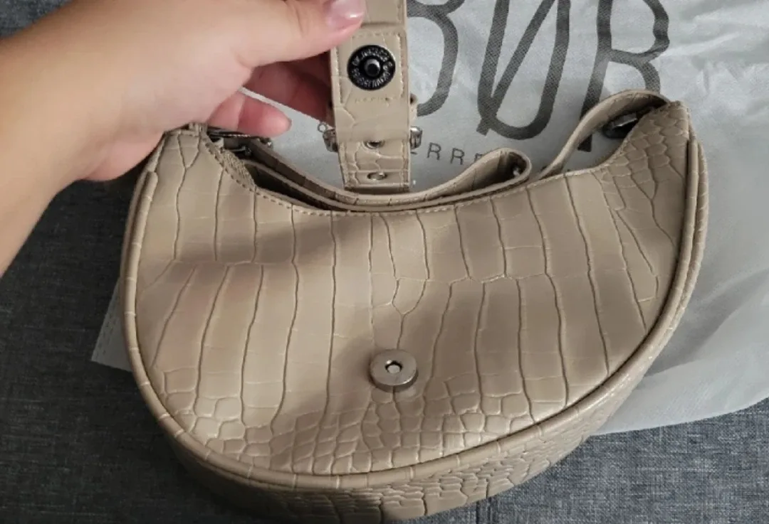 Crescent Bag 8 other reasons image indicator(5)