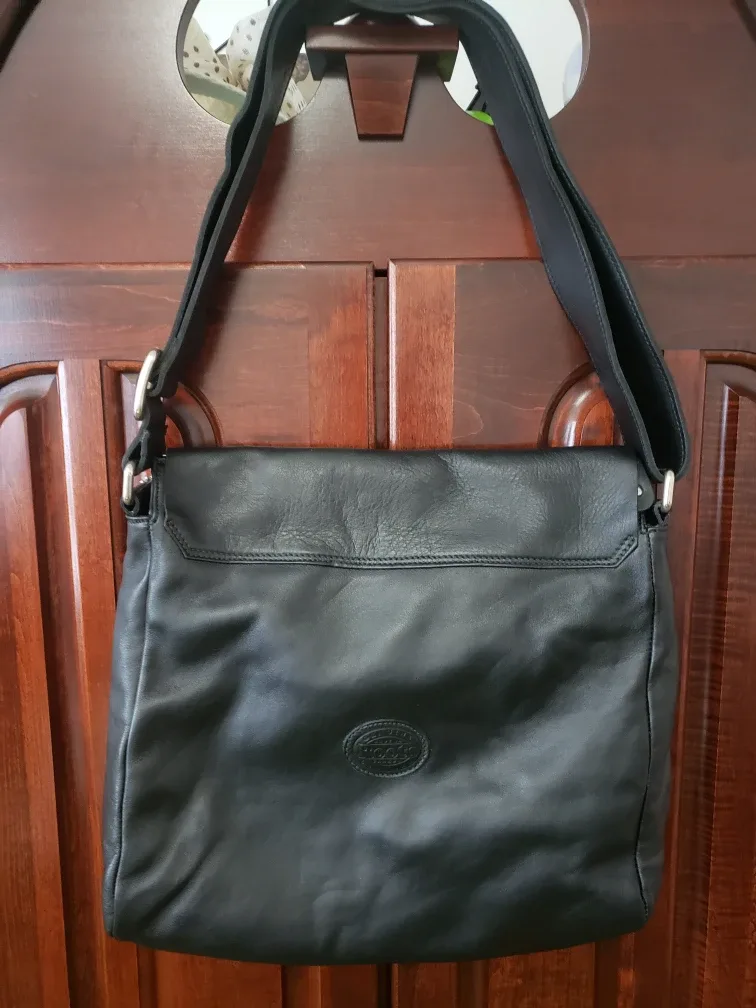 Brand New Roots Genuine Leather Black Messenger Bag image indicator(2)