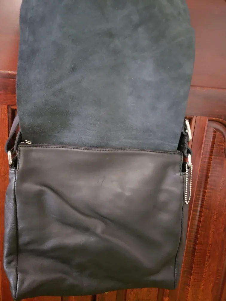 Brand New Roots Genuine Leather Black Messenger Bag image indicator(4)