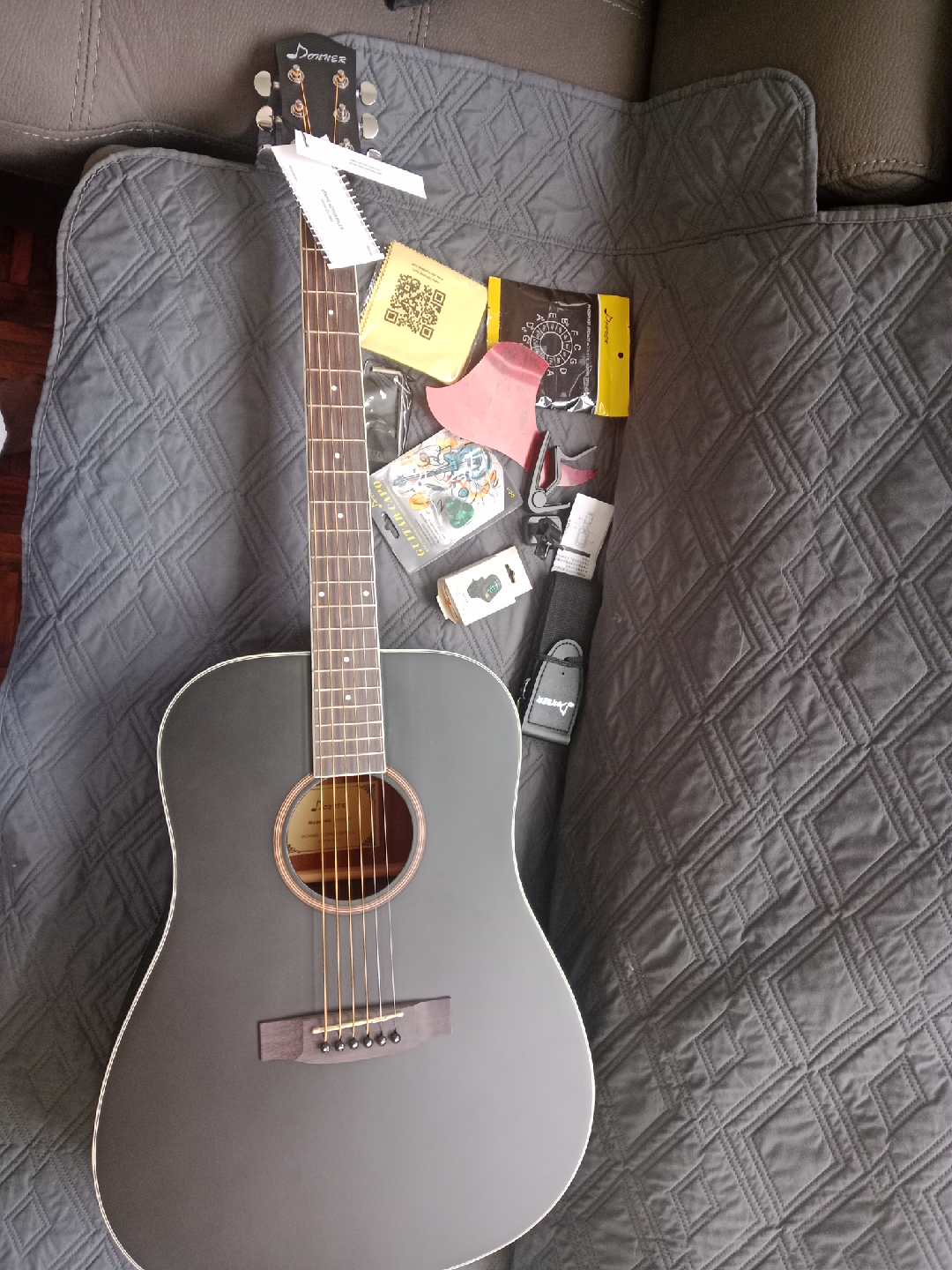 Donner Acoustic Guitar - Black