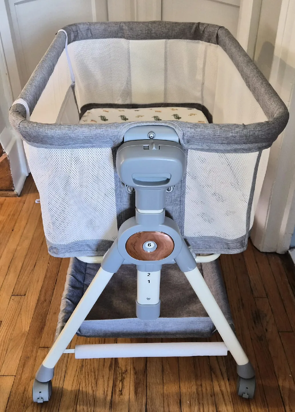 Baby bassinet 65$ image indicator(2)