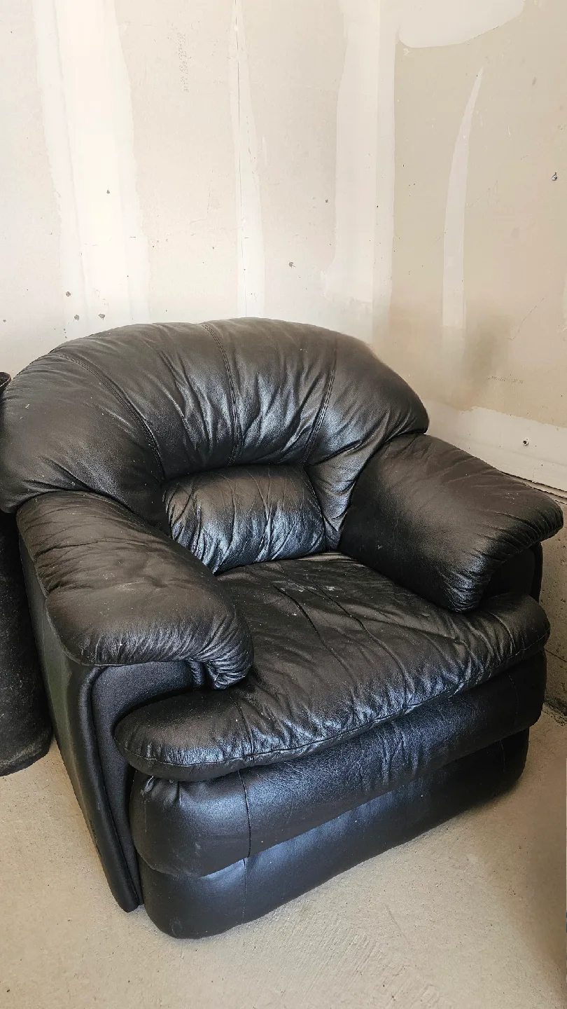 Moving Out Sale! Black Leather Armchair image indicator(2)