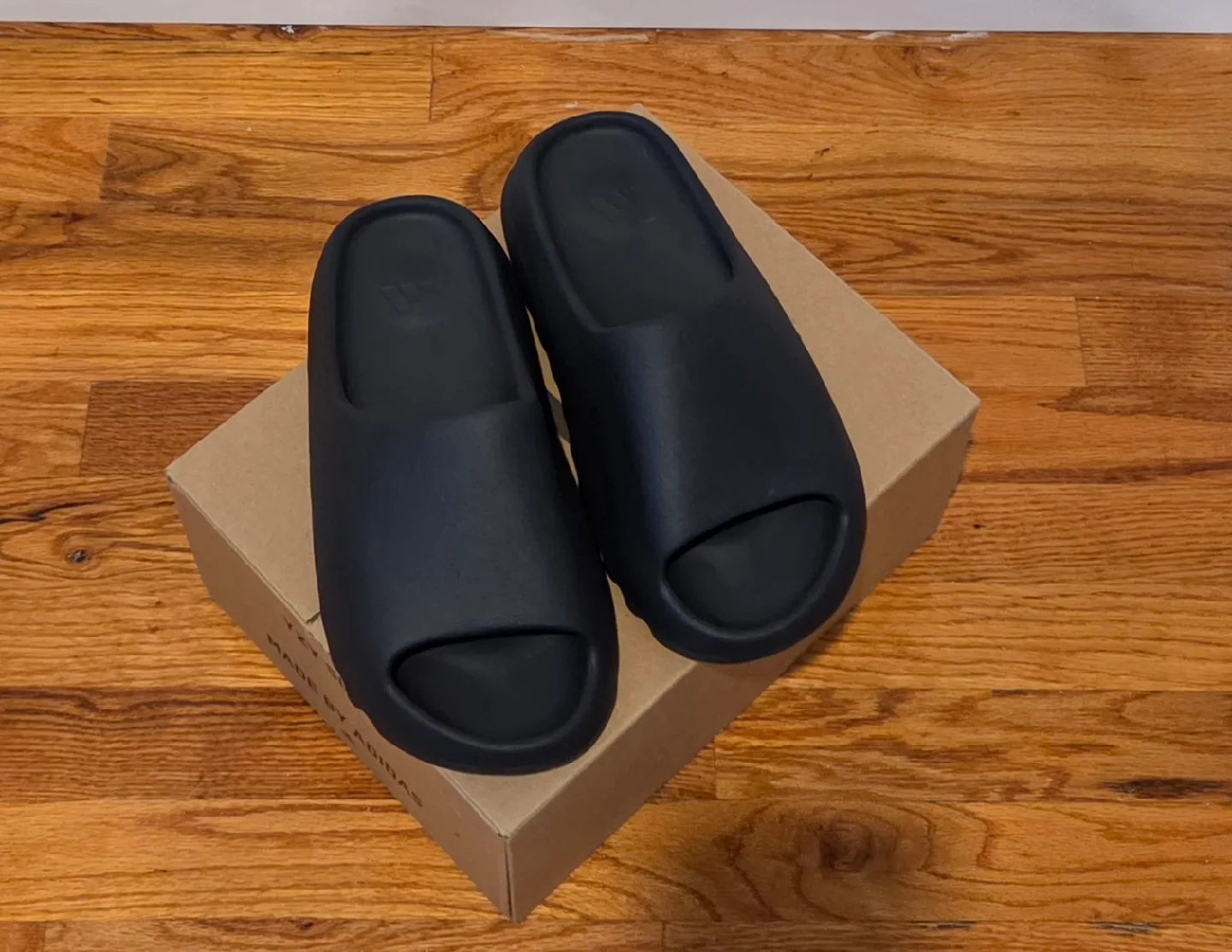 Adidas YZY Slide Onyx Size 9 image indicator(3)