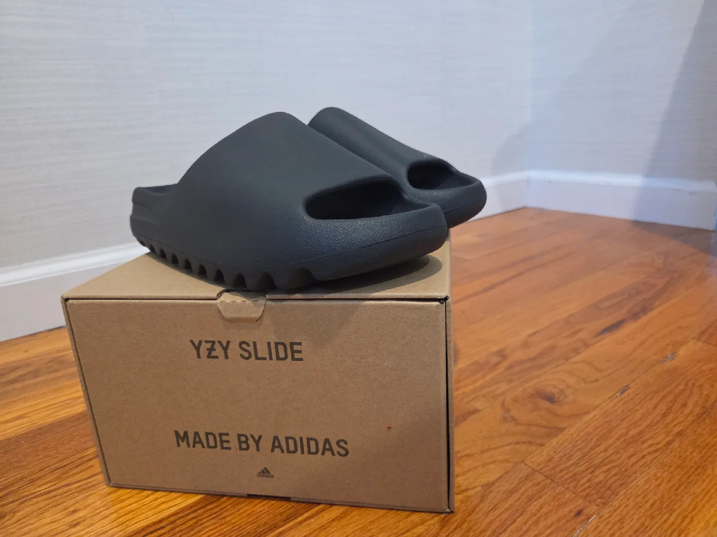 Adidas YZY Slide Onyx Size 9 image indicator(5)