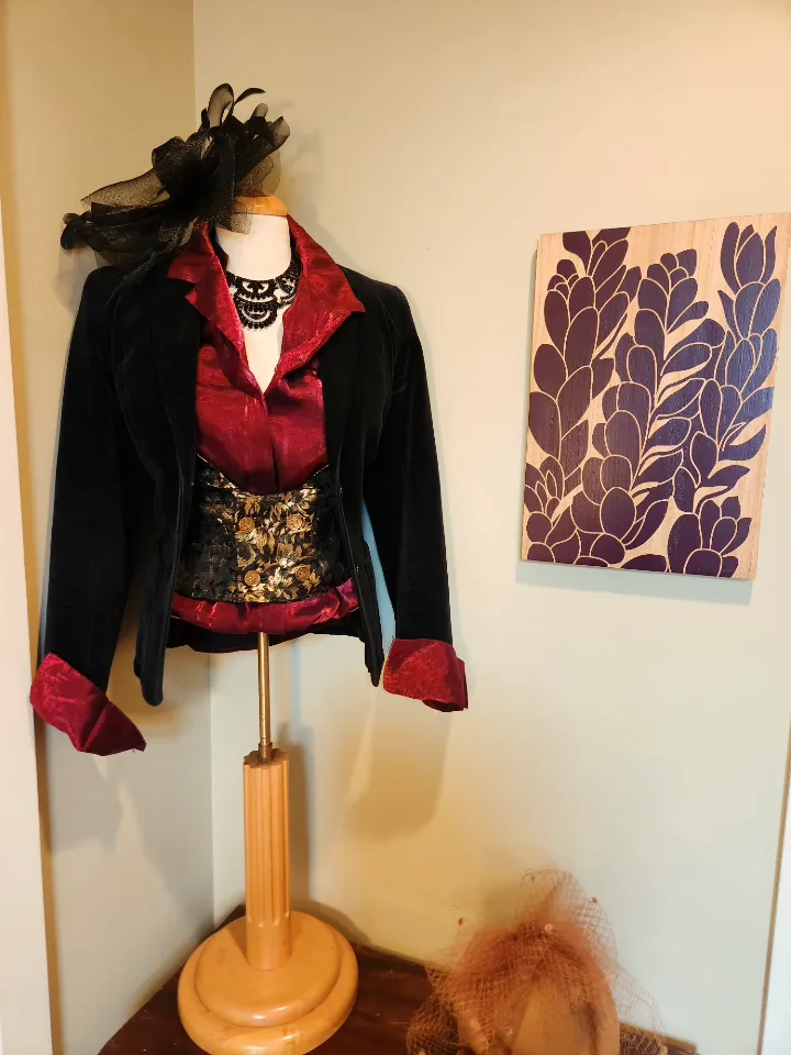 VINTAGE 1970'S Velvet vampire blazer fits medium/large