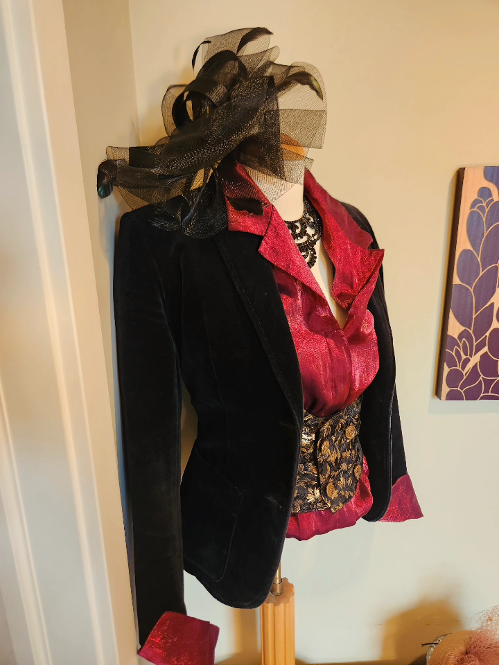 VINTAGE 1970'S Velvet vampire blazer fits medium/large - photo 2