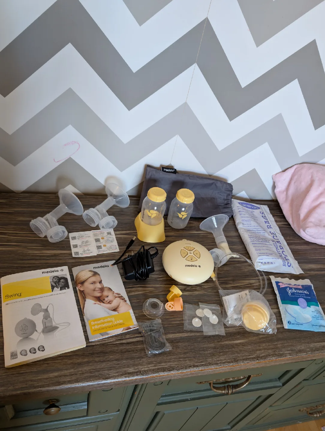 Medela Swing Breast Pump with Accessories