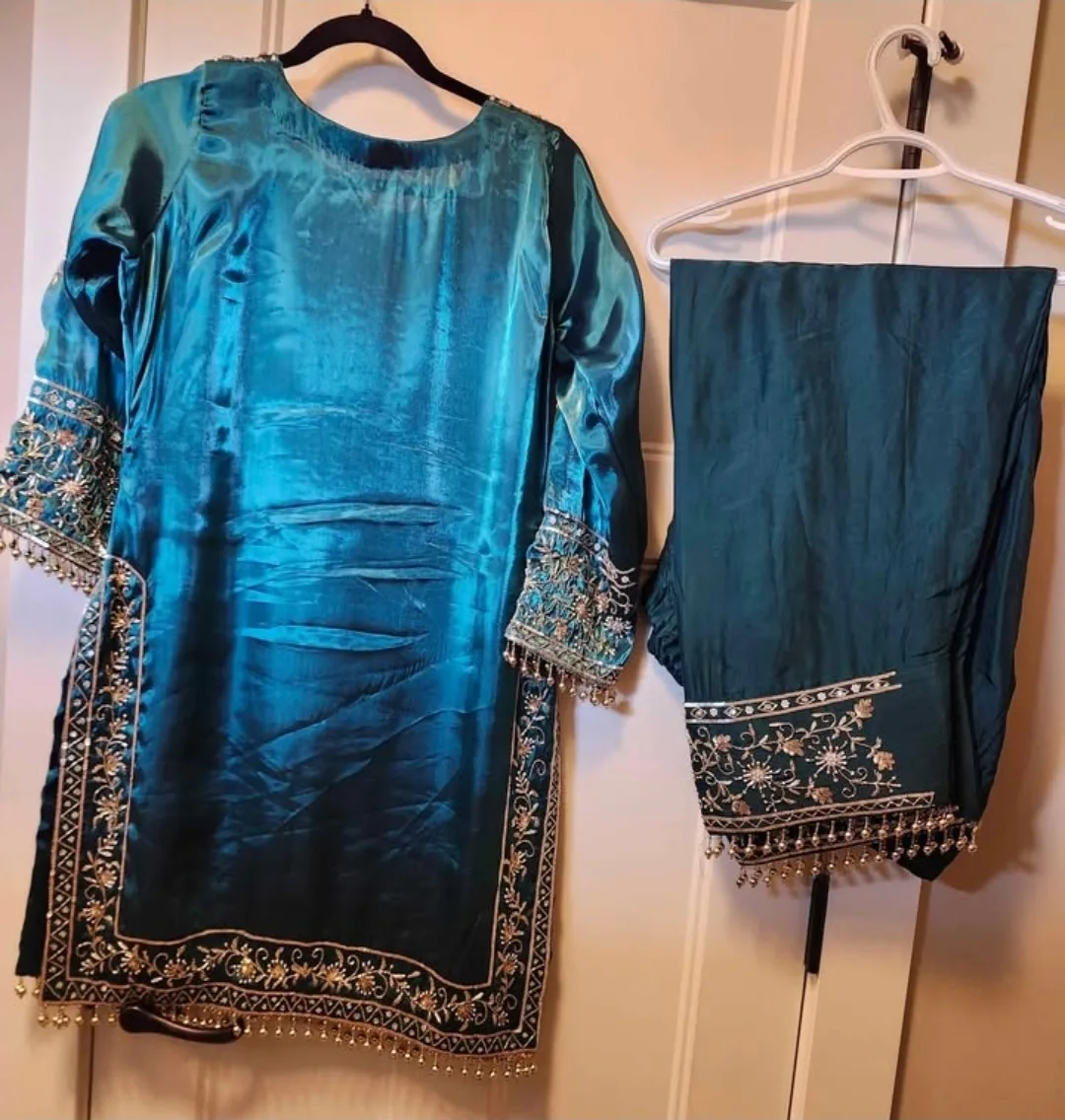 Bottle green Embellished Shalwar Kameez image indicator(6)