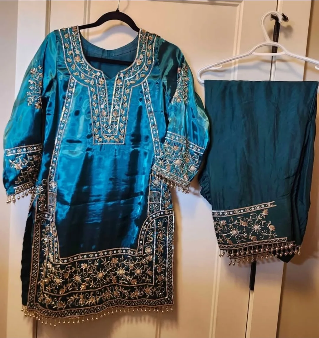 Bottle green Embellished Shalwar Kameez image indicator(8)