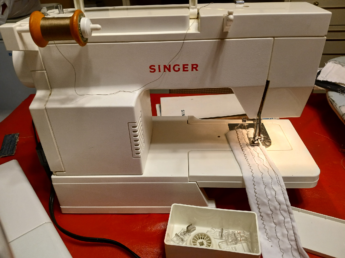 SINGER Sewing Machine- Great for Crafts. Alterations - photo 5