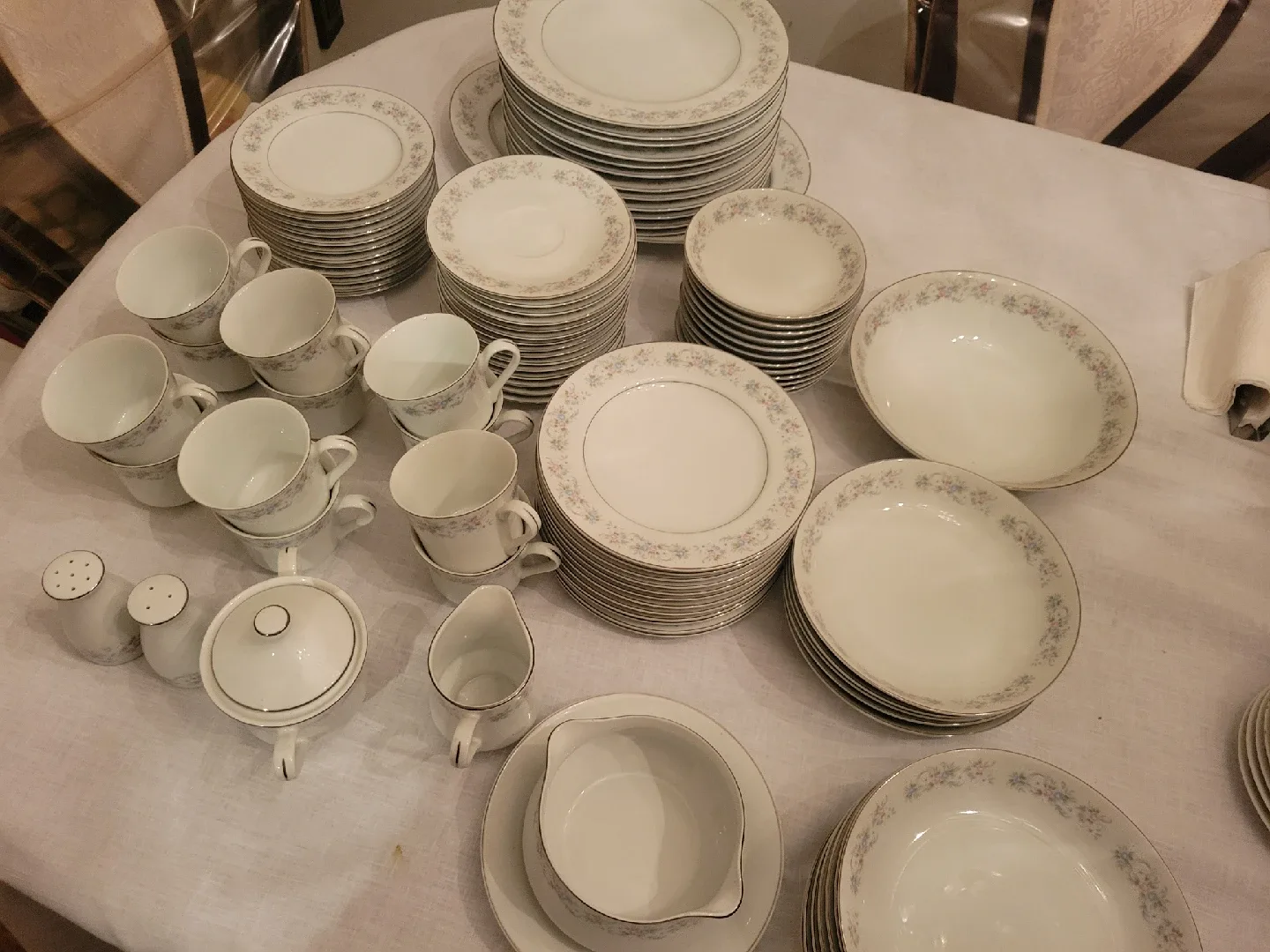 Vintage Royal Albert 'Memory Lane' China Set image indicator(2)