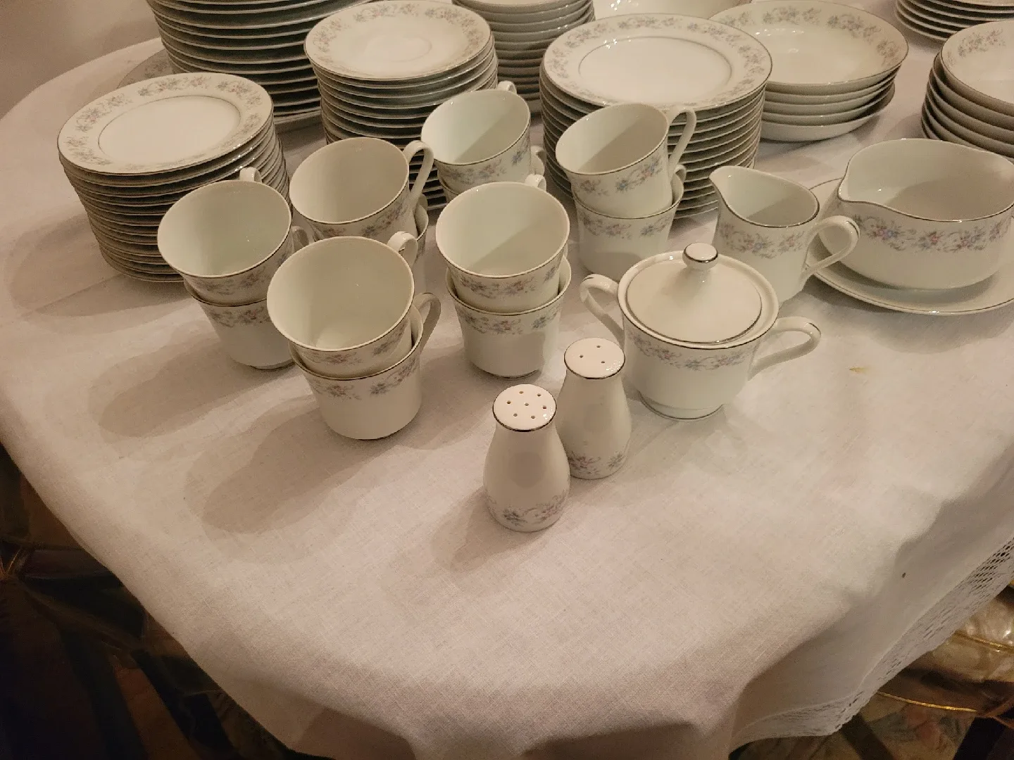 Vintage Royal Albert 'Memory Lane' China Set image indicator(3)