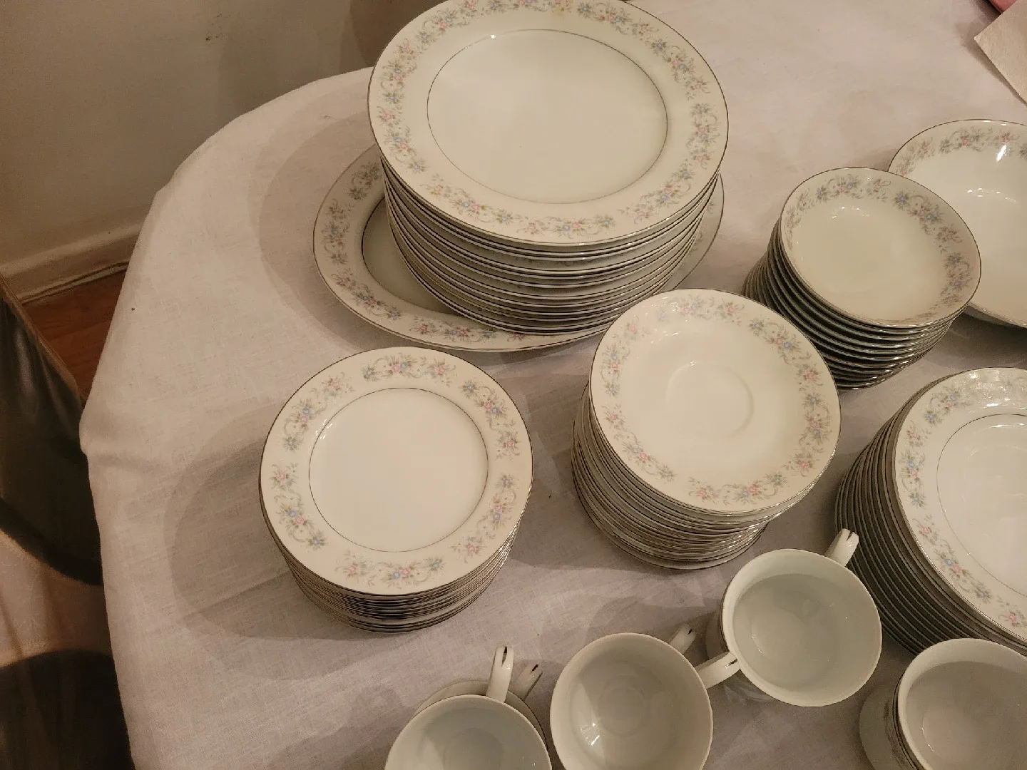 Vintage Royal Albert 'Memory Lane' China Set image indicator(4)