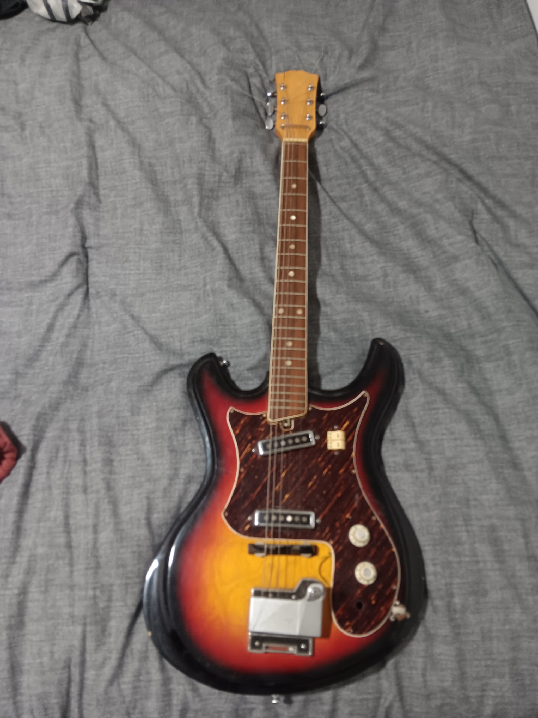 Vintage Electric Guitar - Sunburst Finish