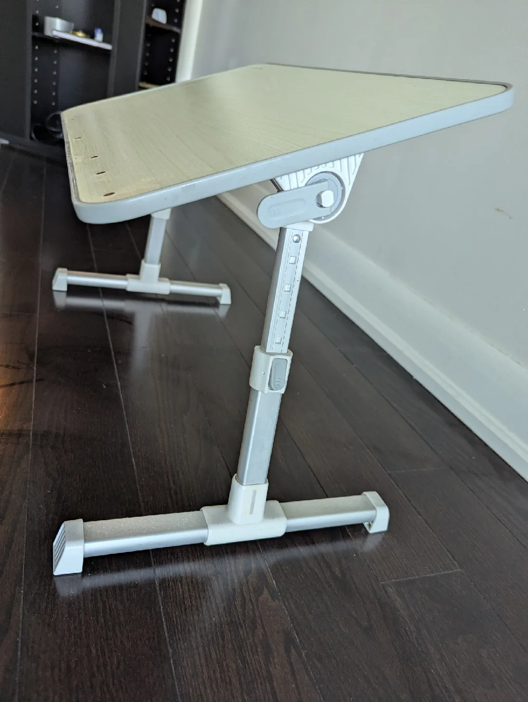 Adjustable Height and Angle Portable Laptop Desk image indicator(2)